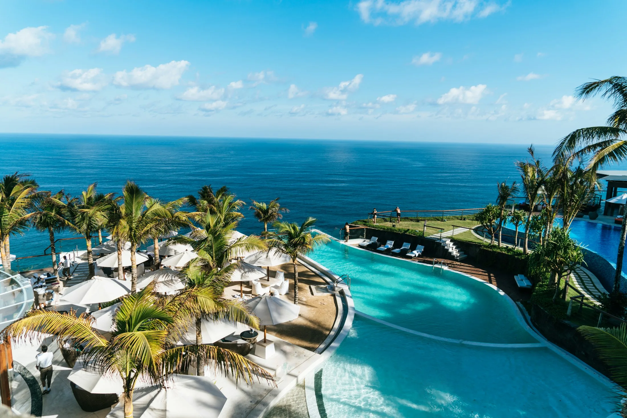 Tropische Poolterrassen über dem offenen Meer; Inspirationsfoto für das Hotelkonzept