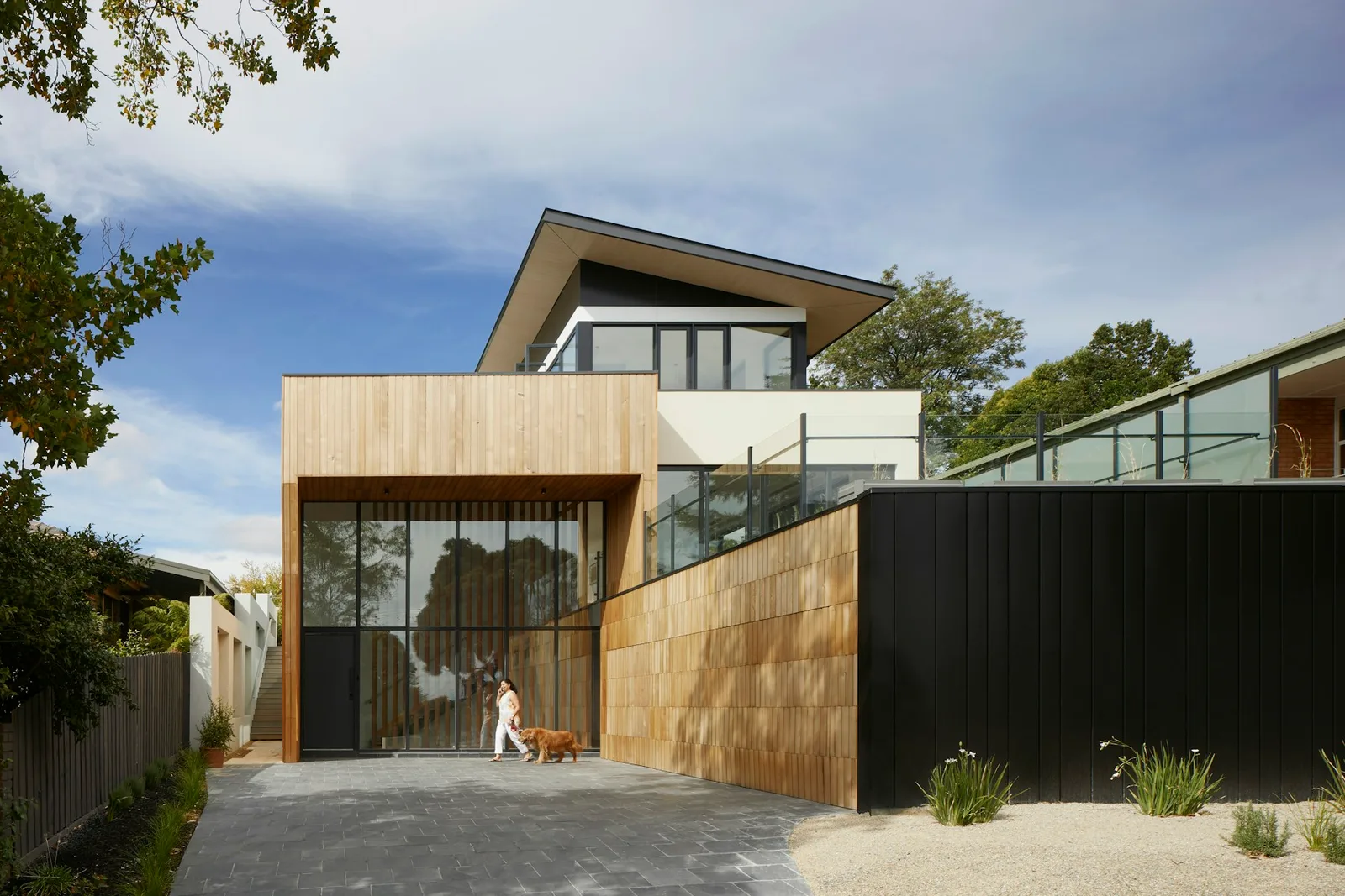 Zeitgenössische Wohnarchitektur mit Holz und Glas als Illustration unseres Beratungsansatzes