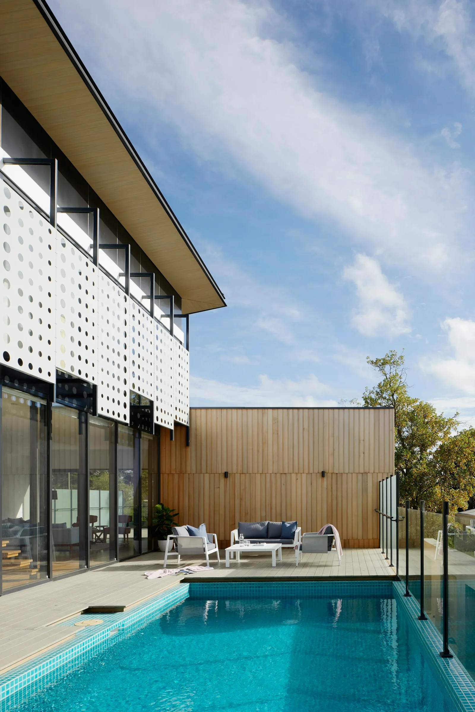 Hof und Pool vor einem zeitgenössischen Wohnhaus